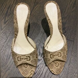 Gucci vintage heels. Size 38, they are used but still in good condition.